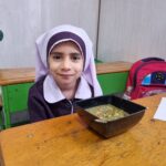 پخت آش رشته تولد امام رضا (ع) در مدرسه ابتدایی گل های خرد