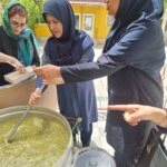 پخت آش رشته تولد امام رضا (ع) در مدرسه ابتدایی گل های خرد