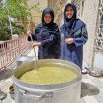 پخت آش رشته تولد امام رضا (ع) در مدرسه ابتدایی گل های خرد